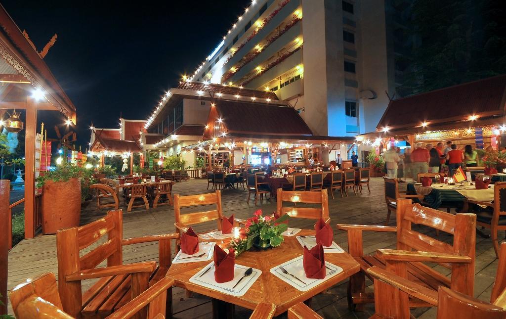 Maeyom Palace Hotel Phrae Exterior photo