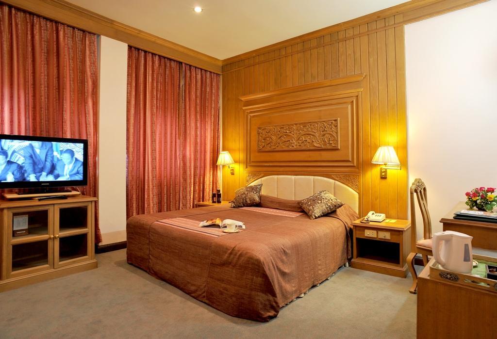 Maeyom Palace Hotel Phrae Exterior photo
